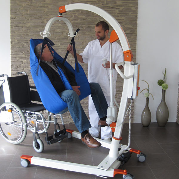 beka carlo classic alu floor lift with patient and caregiver 2 600x600