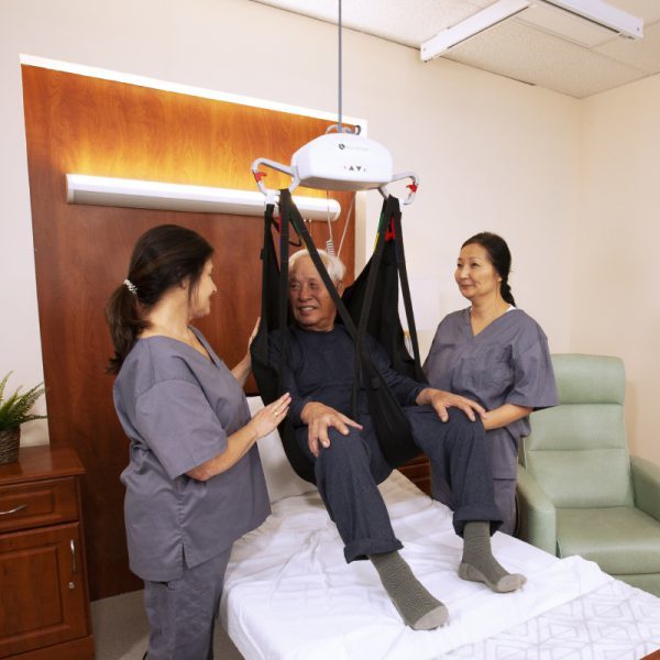 ap 450 ceiling lift caregivers and patient 600x600
